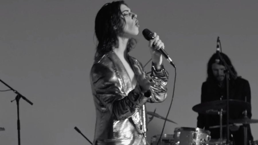 Azzaro habille la chanteuse Sylvie Kreusch dans son nouveau clip