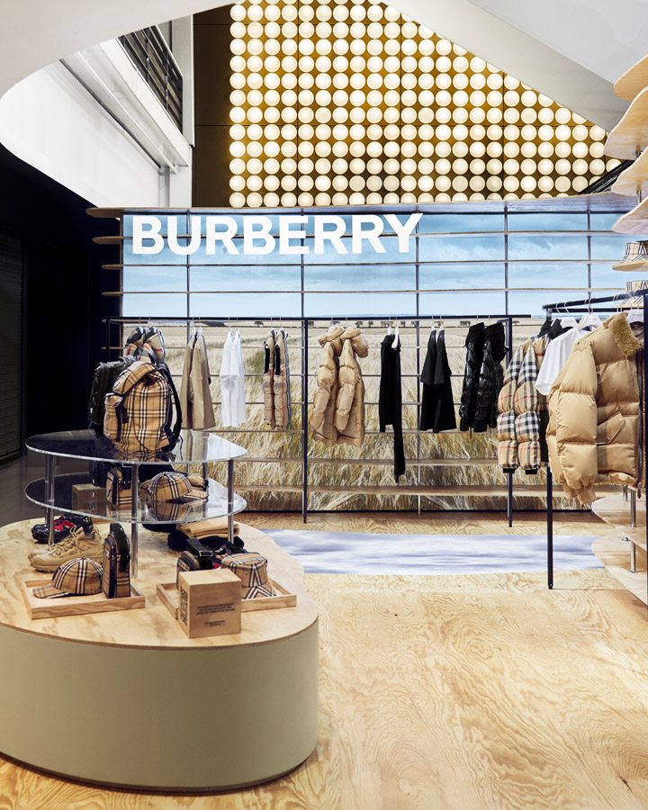Burberry dévoile un pop-up immersif aux Galeries Lafayette Haussmann