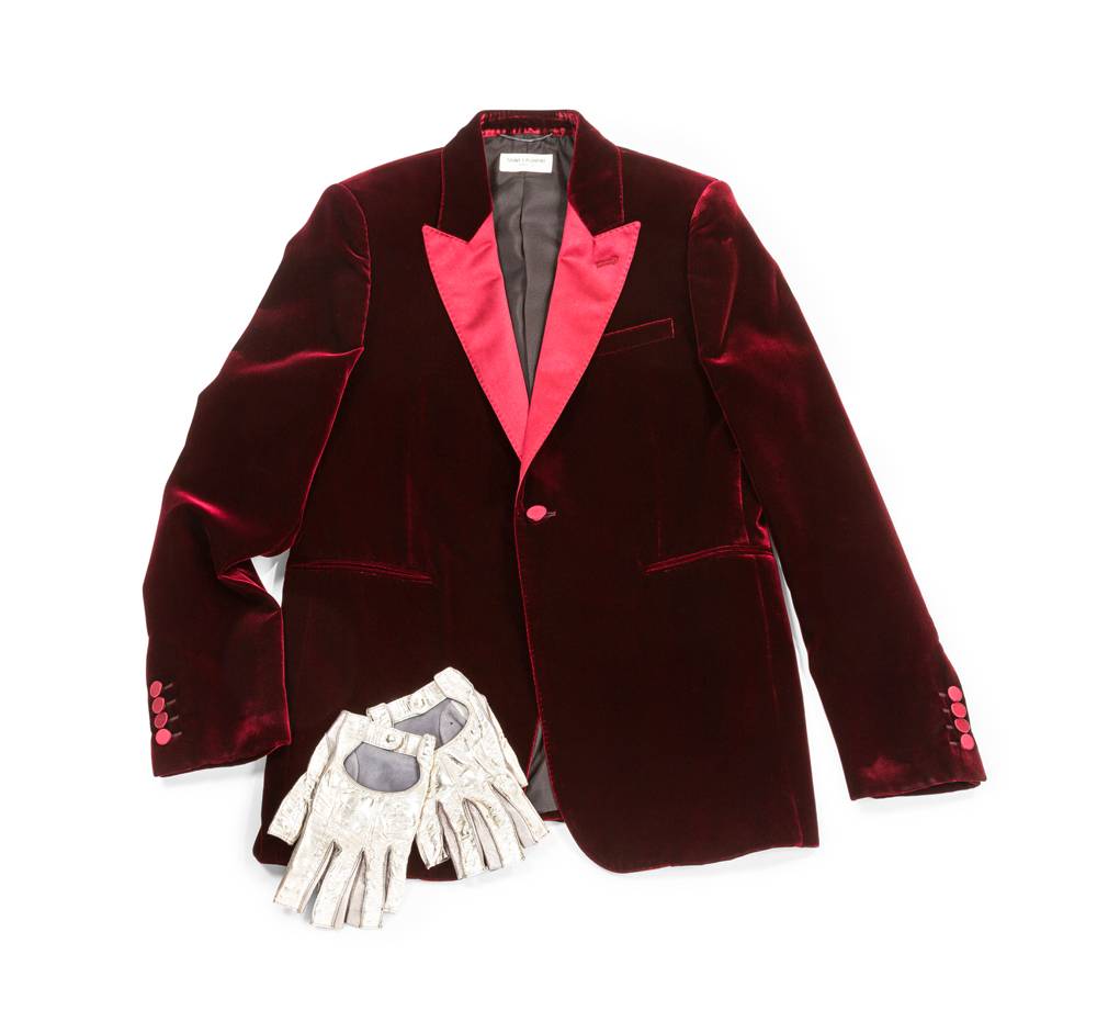 Burgundy red velvet jacket SaintLaurent. a pair of silver leather firgerless gloves. 2000-4000€
