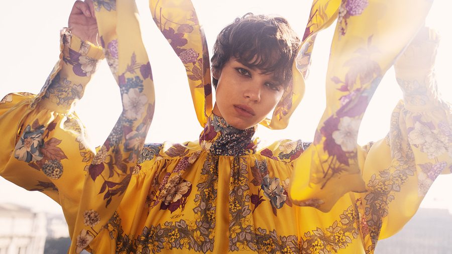 Harris Reed et Etro imaginent une collection de blouses genderless en soie upcyclée
