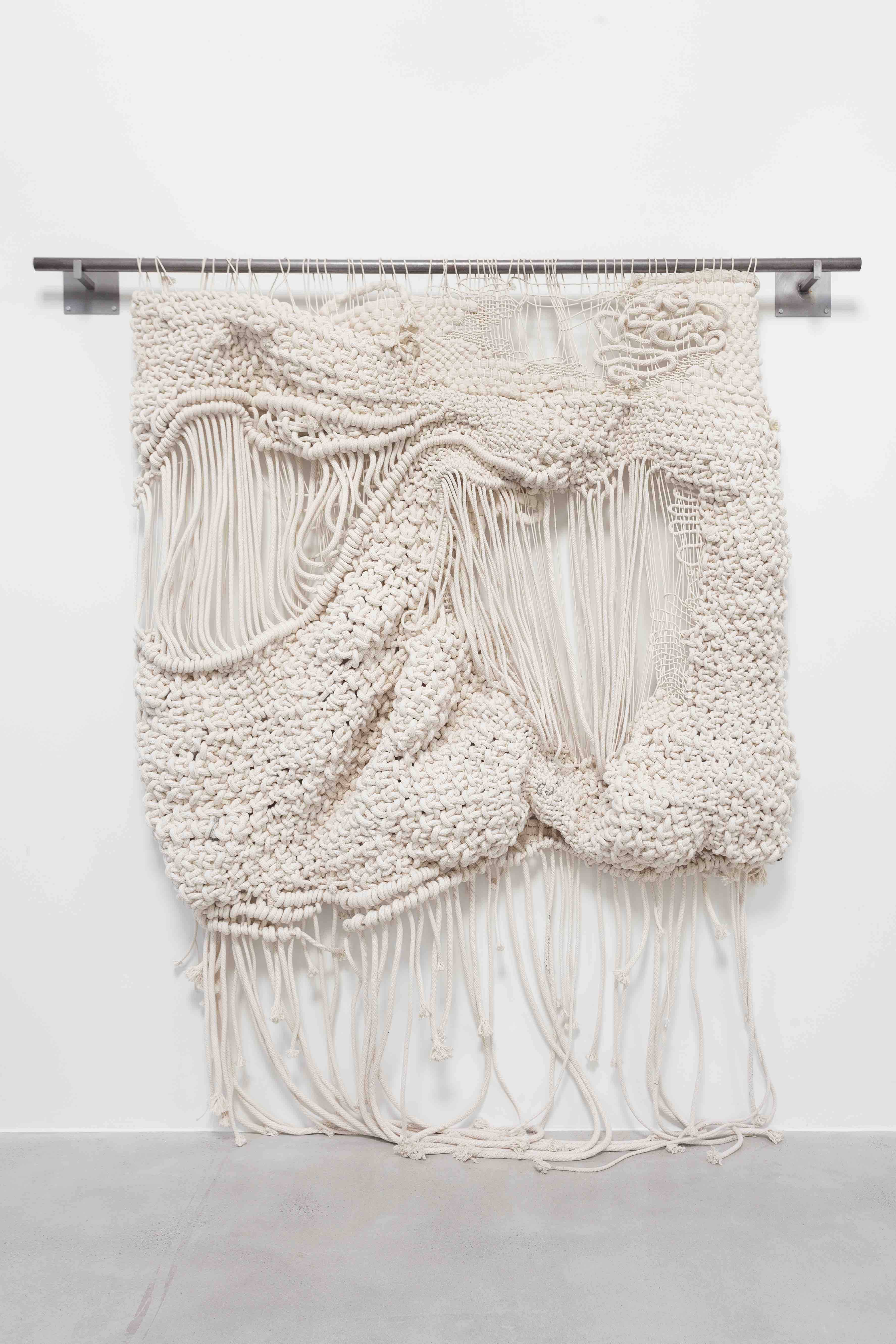 Le travail de Jacqueline Surdell est représenté par la galerie Spazio Nobile (Bruxelles). Cette grande tapisserie blanche a récemment été acquise par la Fondation Thalie. 
Untitled IIV: Gully in the Mountains - Materials: braided cotton cord, steel rode - Dimensions :152 x 168 x 25 cm - Year: 2020