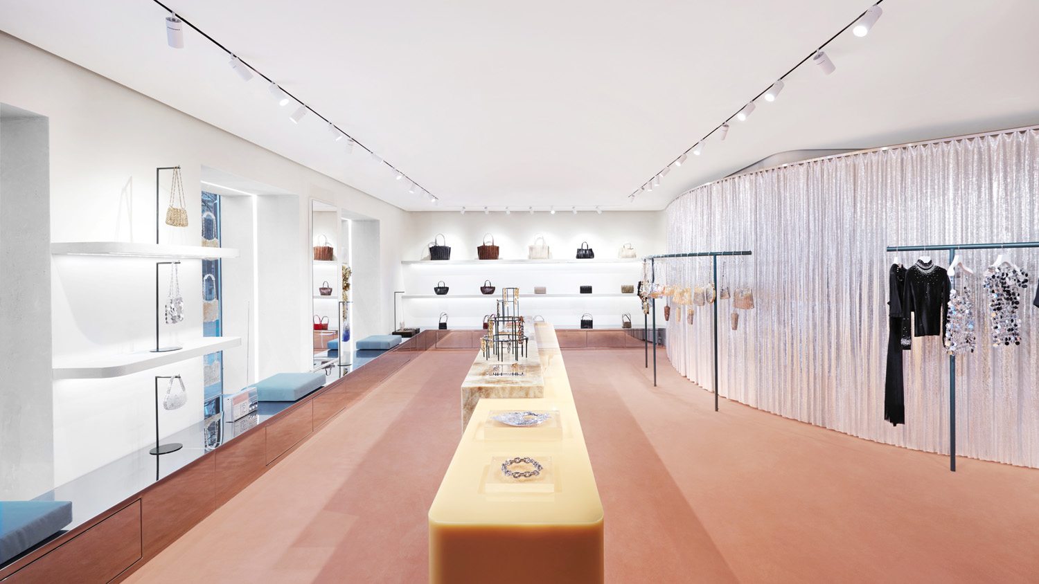 Paco Rabanne dévoile son univers rétro-futuriste dans sa nouvelle boutique de l'avenue Montaigne