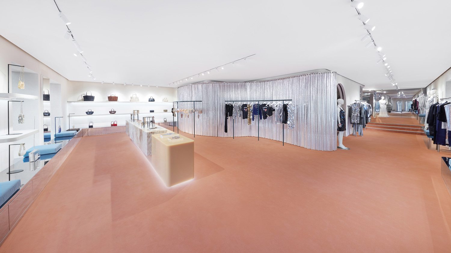 Paco Rabanne dévoile son univers rétro-futuriste dans sa nouvelle boutique de l'avenue Montaigne