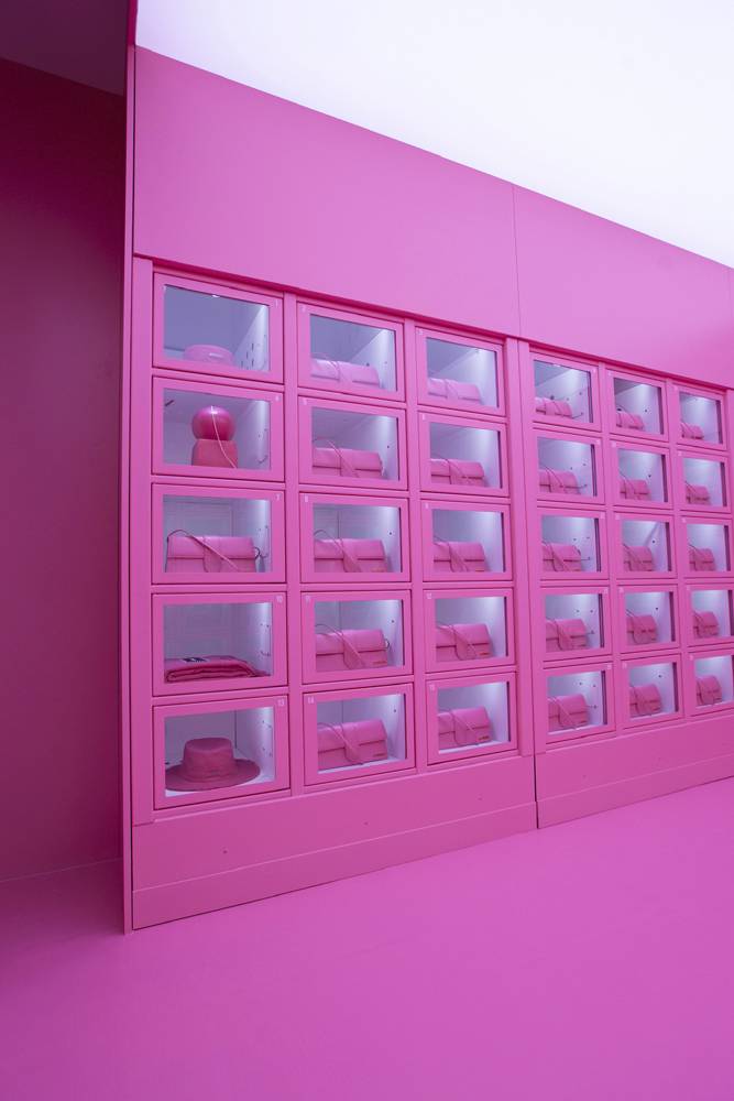 Jacquemus ouvre un pop-up store rose avec distributeurs automatiques en plein cœur de Paris