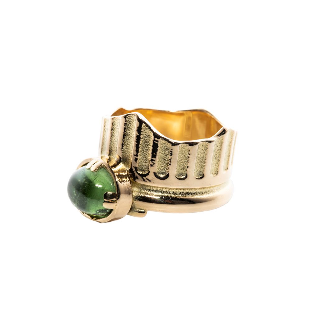 Bagues “Colonne Cassée Medusa Gem" en or 18 carats ornée d'une tourmaline verte (2,8 cts) taille cabochon.