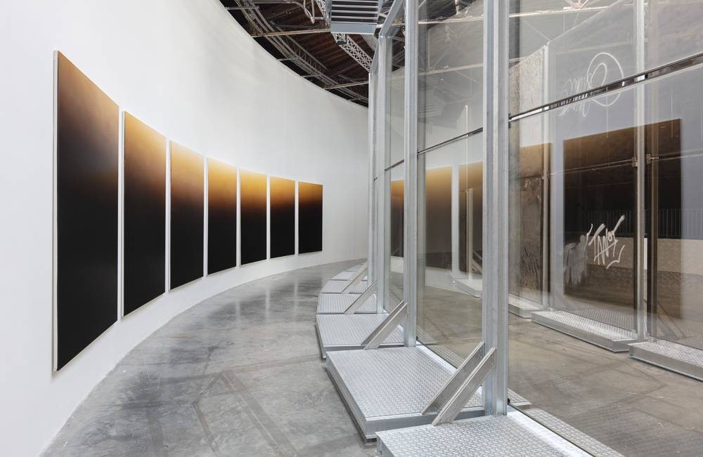 Anne Imhof, “Natures Mortes” (2021), vue d’exposition, Palais de Tokyo, Paris 
Photo : Andrea Rossetti. Courtesy de l’artiste, Galerie Buchholz et Sprüth Magers