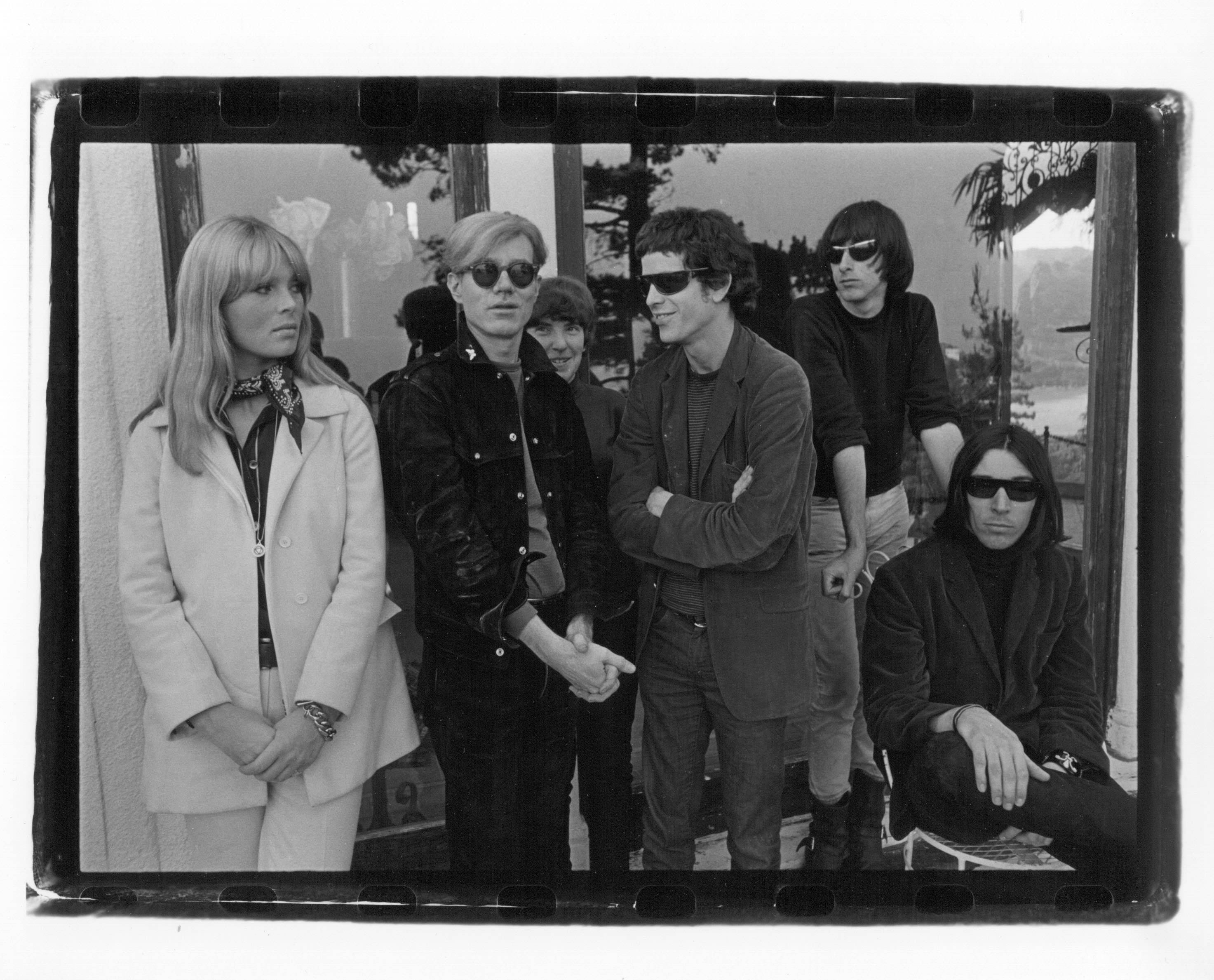 Gerard Malanga, le Velvet Underground et Nico avec Andy Warhol, Hollywood Hills, 1966. Courtesy Galerie Caroline Smulders, Paris.