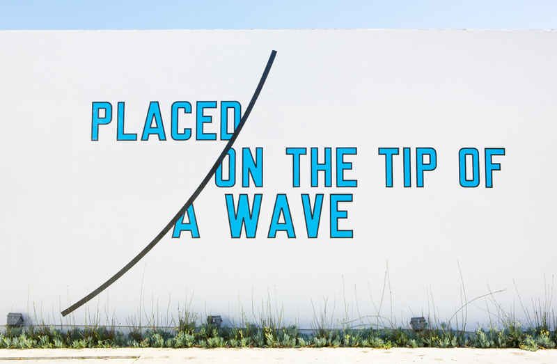 Lawrence Weiner, “PLACED ON THE TIP OF A WAVE“ (2009). Courtesy Lisson Gallery