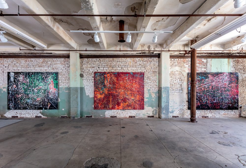 Vue de l'installation de Mark Bradford “Quarantine Paintings”, Hauser & Wirth, Los Angeles, 2020. Photo : Joshua White/JW Photos © Mark Bradford. Courtesy of the artist and Hauser&Wirth