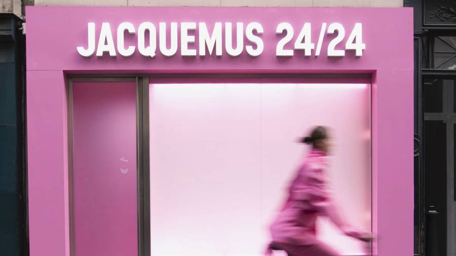 Jacquemus ouvre un pop-up store rose avec distributeurs automatiques en plein cœur de Paris