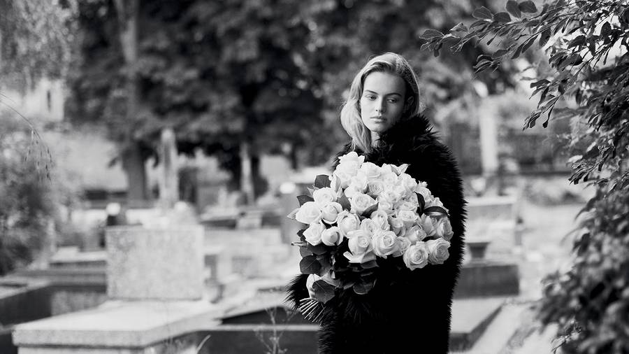Série mode : Sophia Roetz promène son spleen au cimetière sous l'objectif de Dominique Issermann