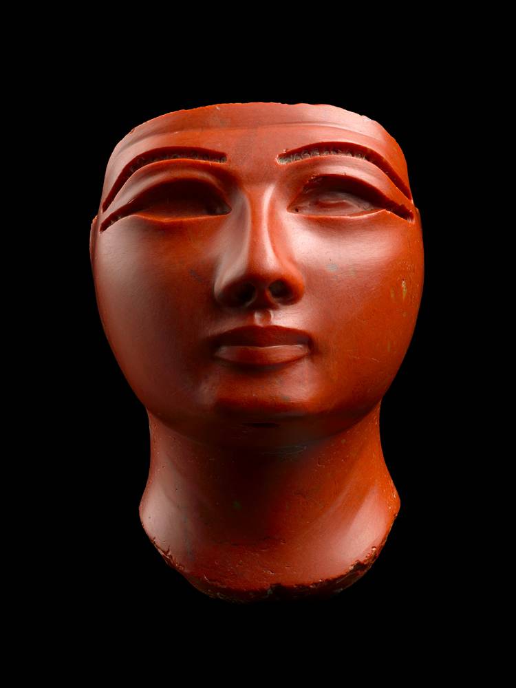 Tête d’une figure royale. Égypte ; Nouvel Empire, 1475- 1292 av. J.-C. Jaspe rouge. H. 9,6 cm ; L. 6,1 cm ; prof. 7,5 cm © The Al Thani Collection 2018. All rights reserved. Photograph taken by Todd-White Art Photography