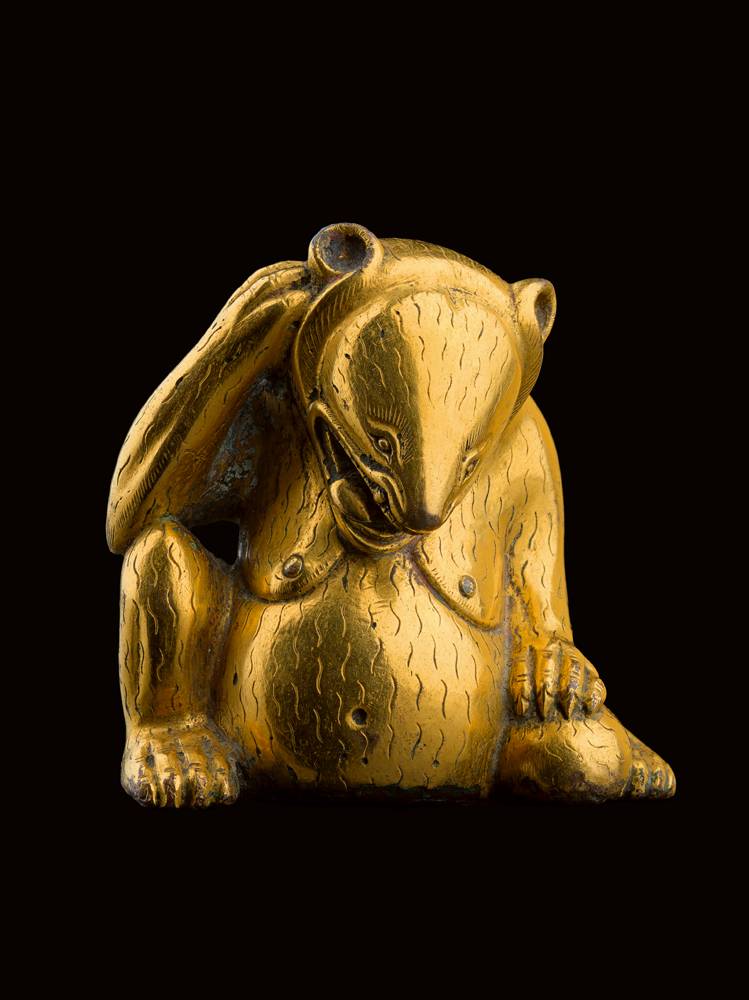Ours. Chine ; dynastie des Han occidentaux, 206 av. J.-C. - 25 apr. J.-C. Bronze doré. H. 7,6 cm ; L. 7,8 cm ; prof. 5,5 cm © The Al Thani Collection 2018. All rights reserved. Photograph taken by Todd-White Art Photography