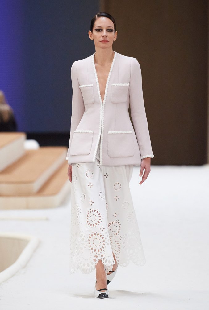 Chanel haute couture: a beautiful décor by Xavier Veilhan for an ethereal and fresh spring-summer 2022 collection