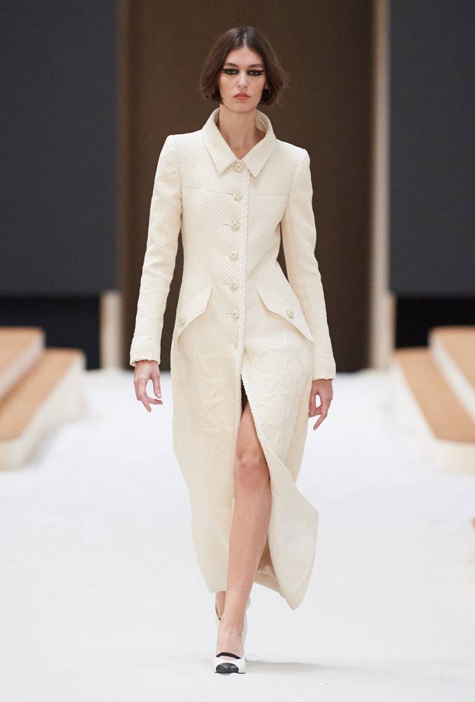 Chanel haute couture : le beau décor de Xavier Veilhan et une collection printemps-été 2022 légère et fraîche