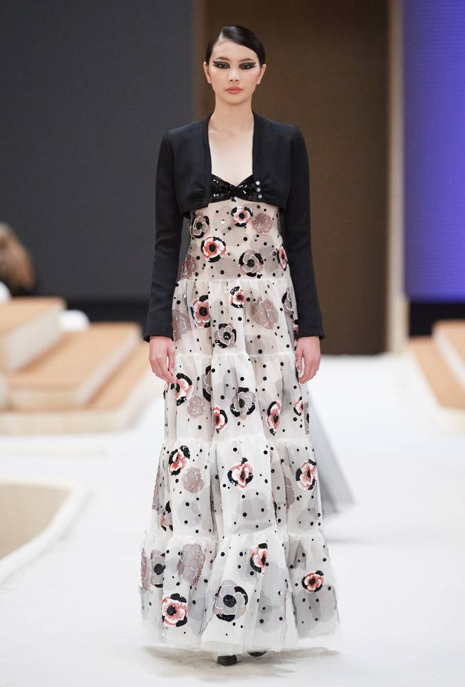 Chanel haute couture : le beau décor de Xavier Veilhan et une collection printemps-été 2022 légère et fraîche