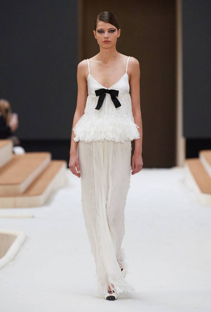 Chanel haute couture: a beautiful décor by Xavier Veilhan for an ethereal and fresh spring-summer 2022 collection