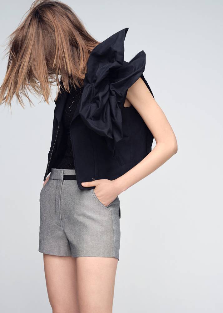 Carla Bruni pose pour la collection couture printemps-été 2022 de Didit Hediprasetyo