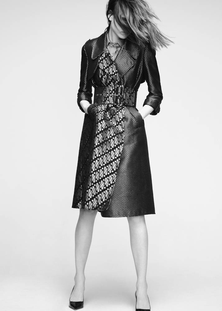 Carla Bruni pose pour la collection couture printemps-été 2022 de Didit Hediprasetyo