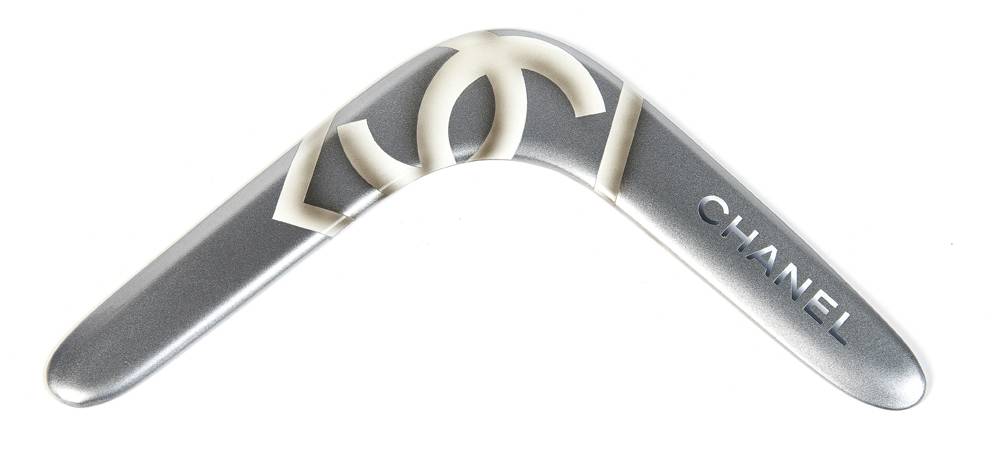 Chanel, Boomerang siglé en composite pailleté argenté, estimation 150/200€