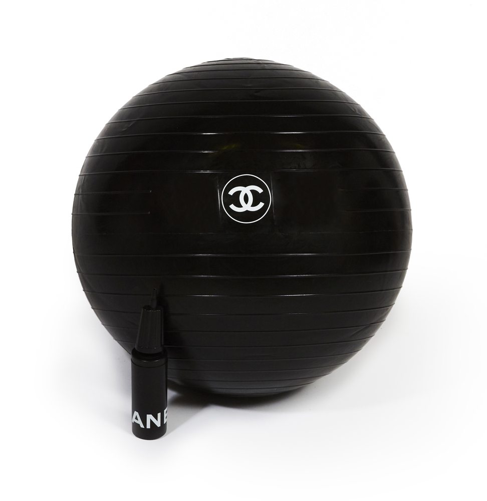 Chanel, Ballon de yoga/ Pilates siglé en plastique noir et sa pompe, estimation 220/420€