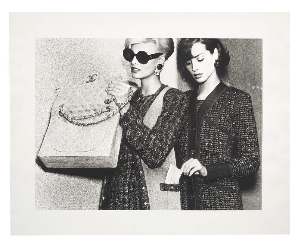 Karl Lageferld, 1980/90 Photographie argentique en noir et blanc. Linda Evangeslita et Christy Turligton. Campagne de publicité pour Chanel, estimation 2500/3500€