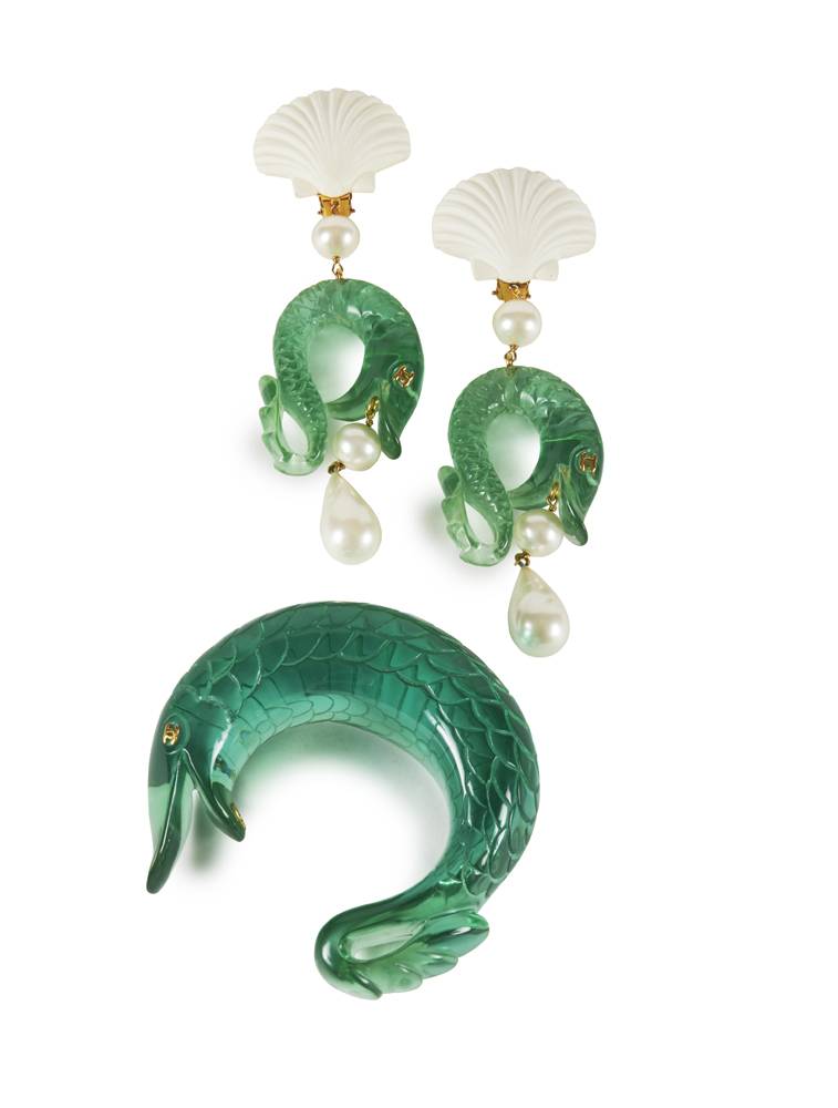 Chanel, (Printemps-été 1990) Parure en lucite vert d'eau, résine ivoire, perles bourgeoises et métal doré Manchette et Paire de clips d'oreilles, estimation 700/800€