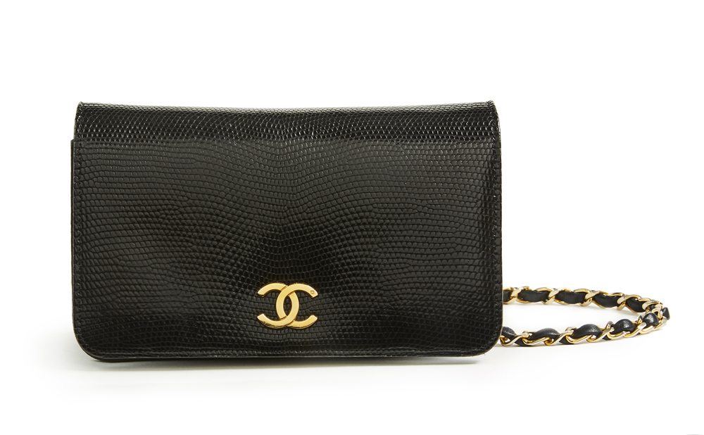Chanel, sac à rabat en lézard noir, anse chaîne entrelacée de cuir, garnitures en métal doré , estimation 800/1000€