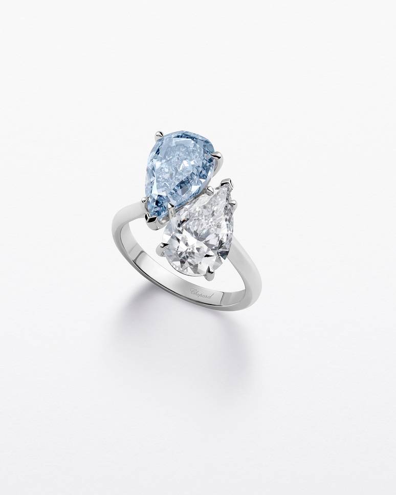 Bague « Toi et Moi » en or éthique certifié Fairmined 18 carats blanc sertie d’un diamant D-Internally Flawless type IIA taille poire de 3,01 carats et d’un diamant fancy intense blue VS2 taille poire de 4,10 carats.