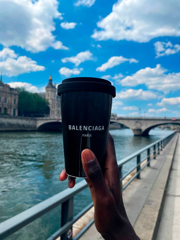 Balenciaga détourne les produits dérivés touristiques dans sa nouvelle collection “Cities”