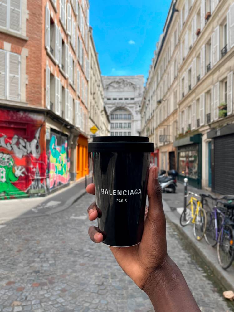 Balenciaga détourne les produits dérivés touristiques dans sa nouvelle collection “Cities”