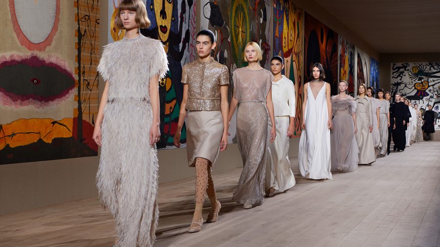 Maria Grazia Chiuri met la broderie à l'honneur dans la collection Dior haute couture printemps-été 2022