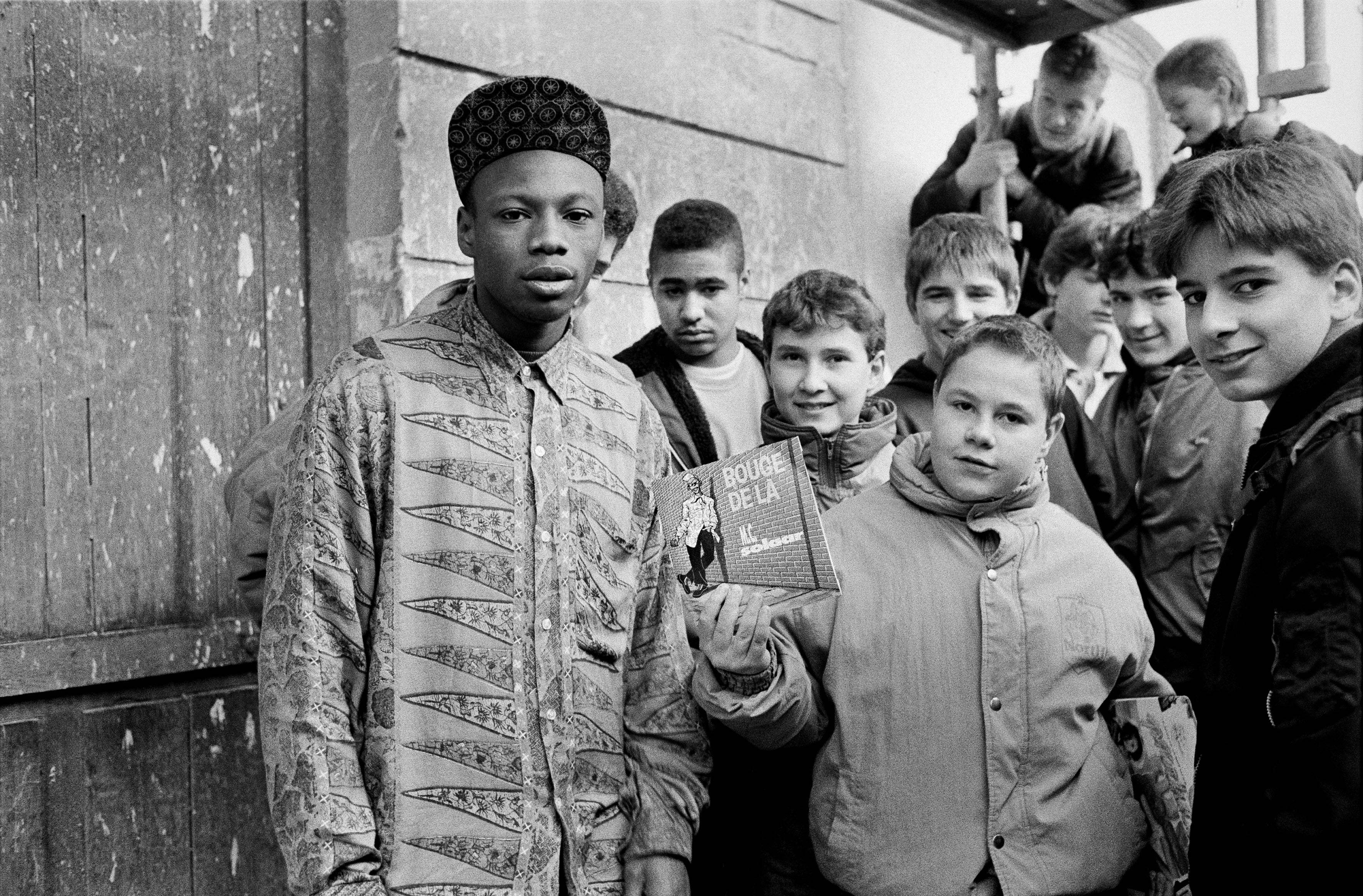 MC Solaar à la sortie de son 45T Bouge de là, premier single d'or du rap français, avec les gamins du quartier (1990) © Maï Lucas 