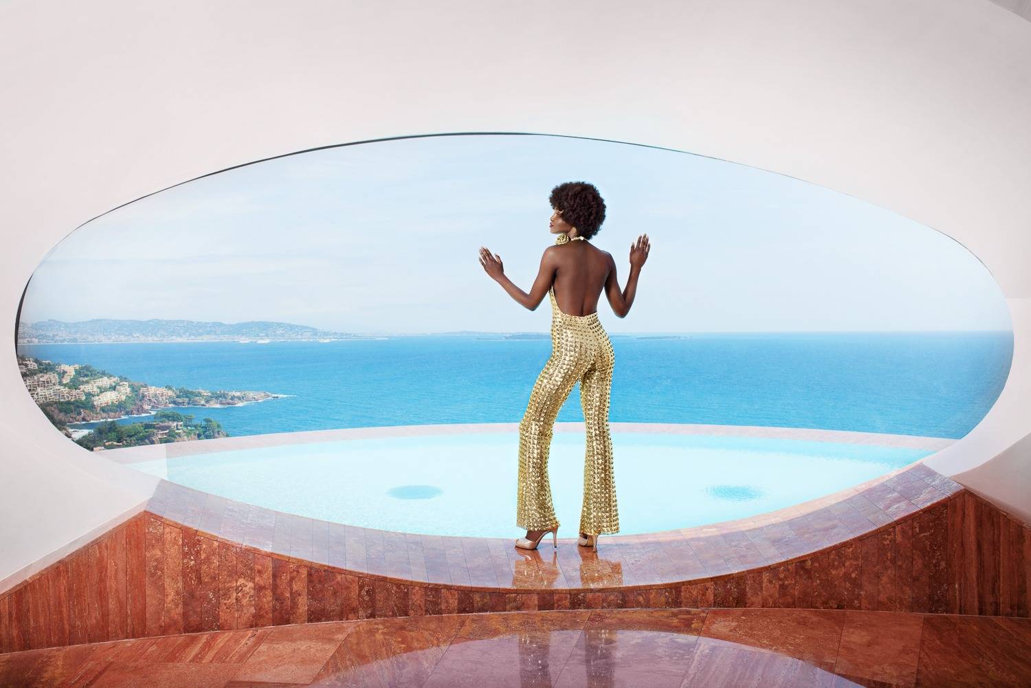 Fenêtre du grand salon,ouverture sur la baie de Cannes , Le Palais bulle de Pierre Cardin par Gil Zetbase