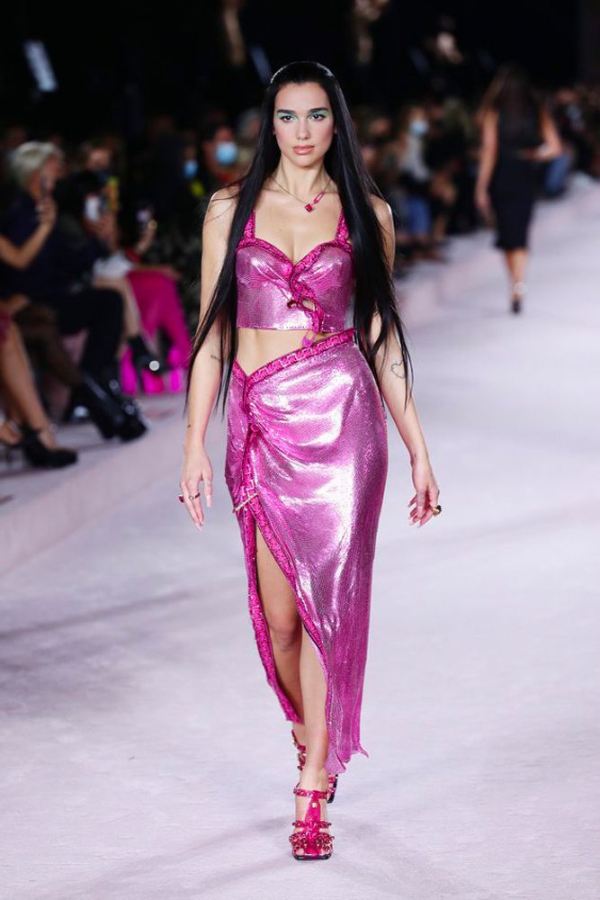La pop star Dua Lipa sur le défilé Versace printemps-été 2022