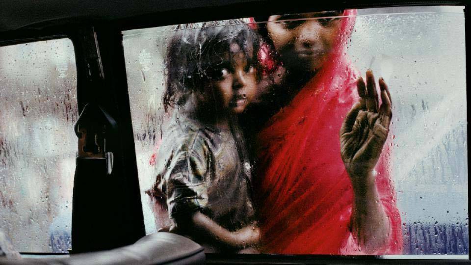 Steve Mc Curry, Une femme et son enfant regardent au travers de la fenêtre d'un taxi à Bombay (Inde, 1993) , © Steve McCurry, Magnum Photo