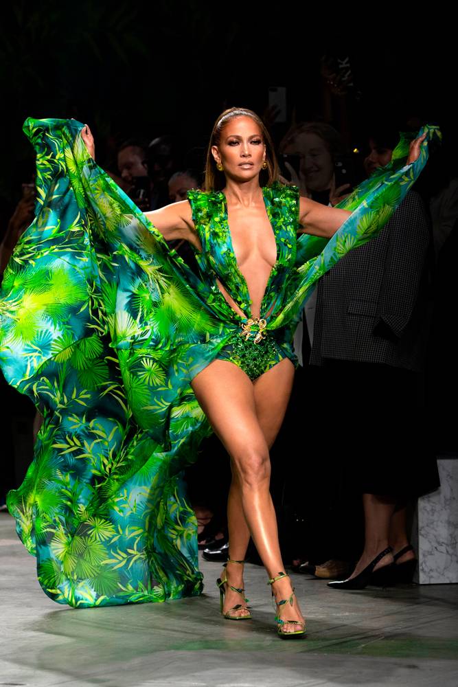 La pop star Jennifer Lopez sur le défilé Versace printemps-été 2019