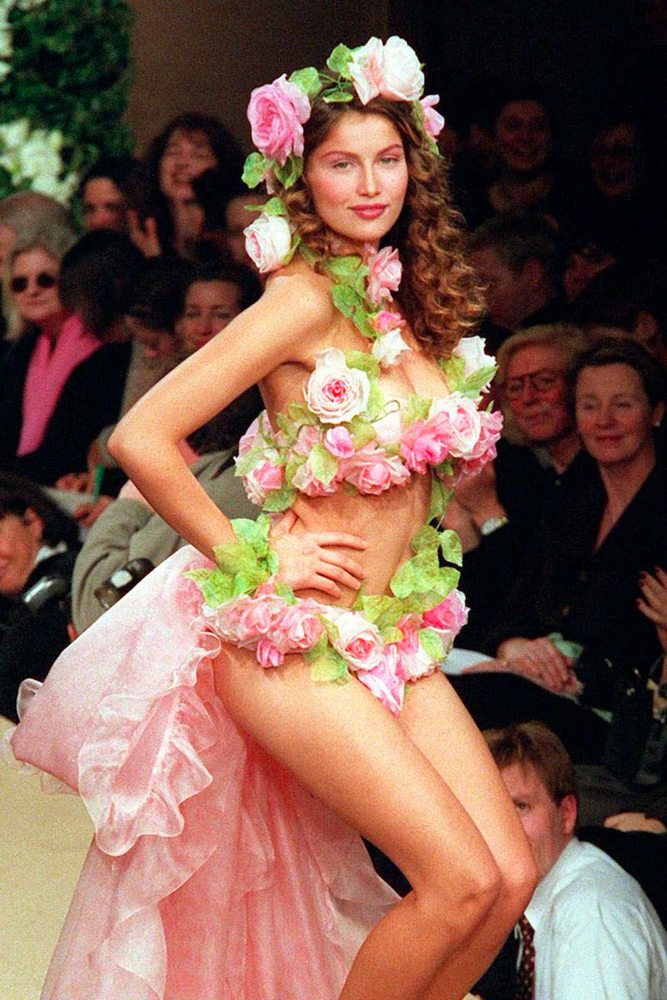 La mannequin Laetitia Casta sur le défilé Yves Saint Laurent, printemps-été 1999