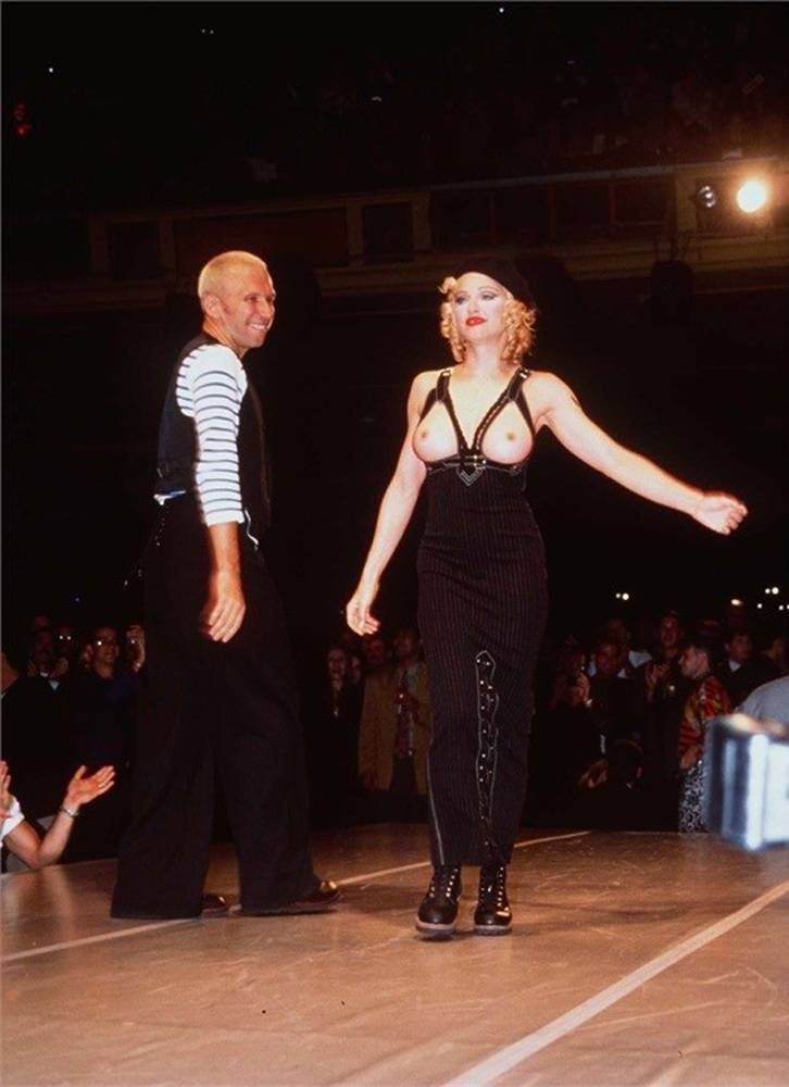 La pop star Madonna en robe Jean Paul Gaultier lors du gala AmFar (pour AIDs) 1992