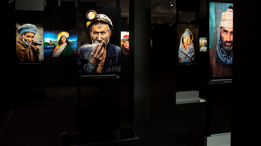 Le photographe de l'Afghane aux yeux verts montre ses failles au musée Maillol