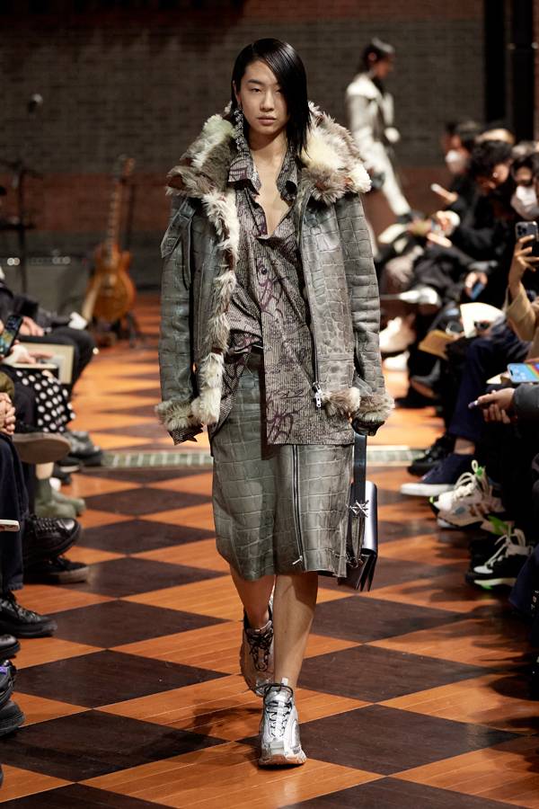 Entre streetwear et couture, la collection Sankuanz automne-hiver 2022-2023 brouilles les frontières