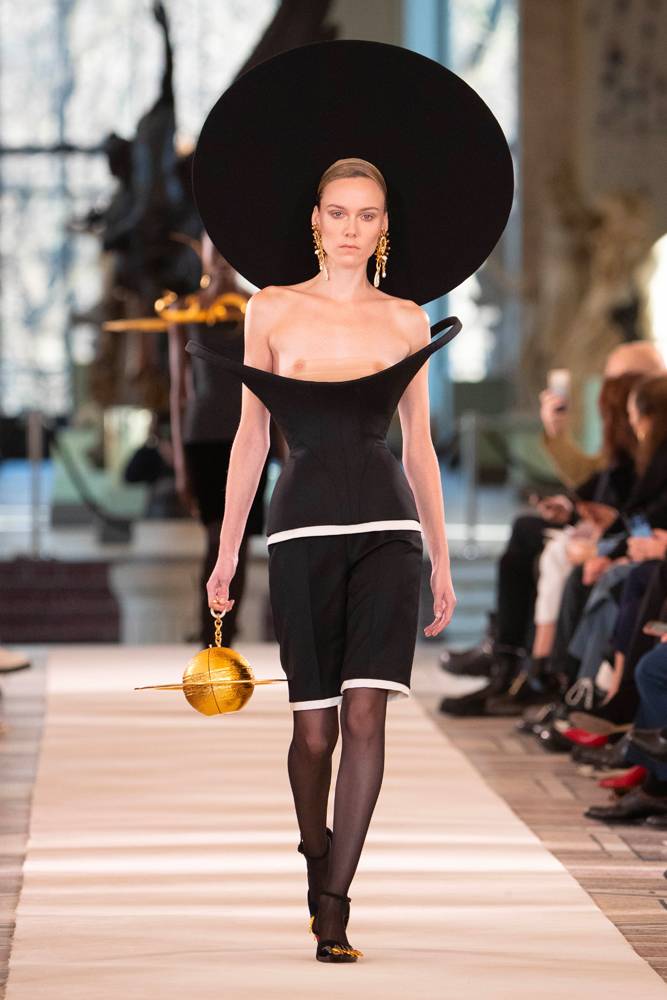 Schiaparelli s'élève vers le monde du divin avec son défilé haute couture printemps-été 2022