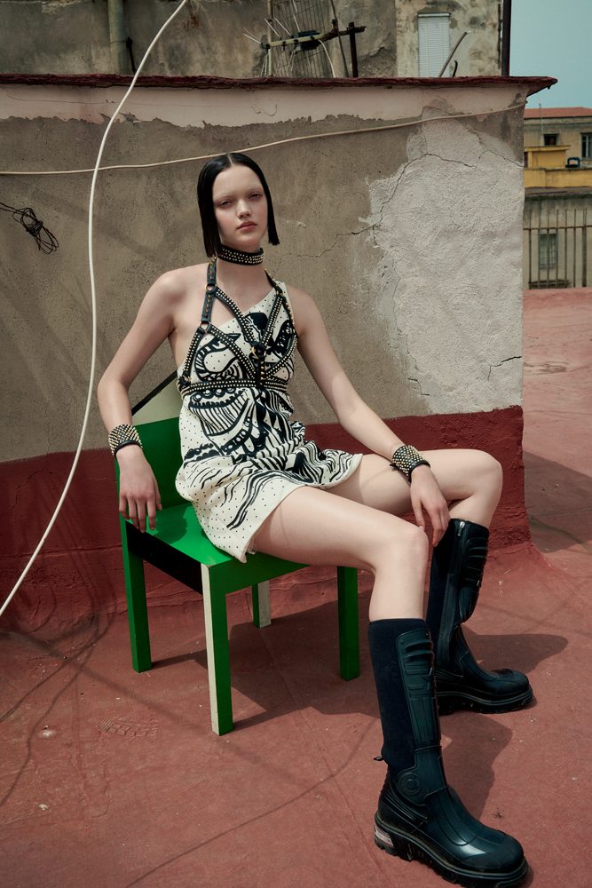 La mannequin Shayna McNeill dans la série “Sur les toits” par Sofia Sanchez et Mauro Mongiello. Robe asymétrique en crêpe rebrodé de perles, harnais, ras-du-cou, manchettes et bottes, DIOR.