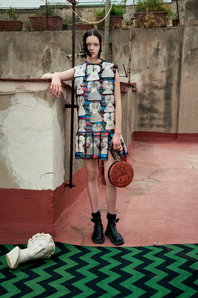 La mannequin Shayna McNeill dans la série “Sur les toits” par Sofia Sanchez et Mauro Mongiello. Robe en velours imprimé, bagues, sac et bottines, LOUIS VUITTON.