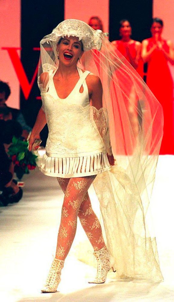 L'actrice Sharon Stone sur le défilé Valentino printemps-été 1994