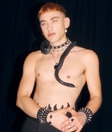 Olly Alexander, l'icône électro-pop queer adoubée par Kylie Minogue, Elton John et Gaspar Noé