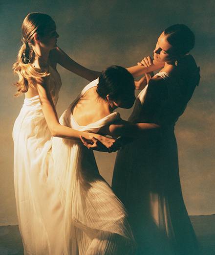 Série mode : Elina Kechicheva immortalise un ballet au crépuscule