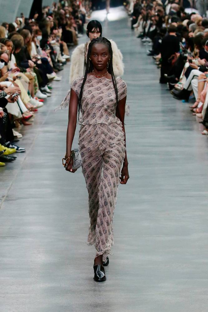 Karl Lagerfeld inspire Kim Jones pour la collection Fendi automne-hiver 2022-2023