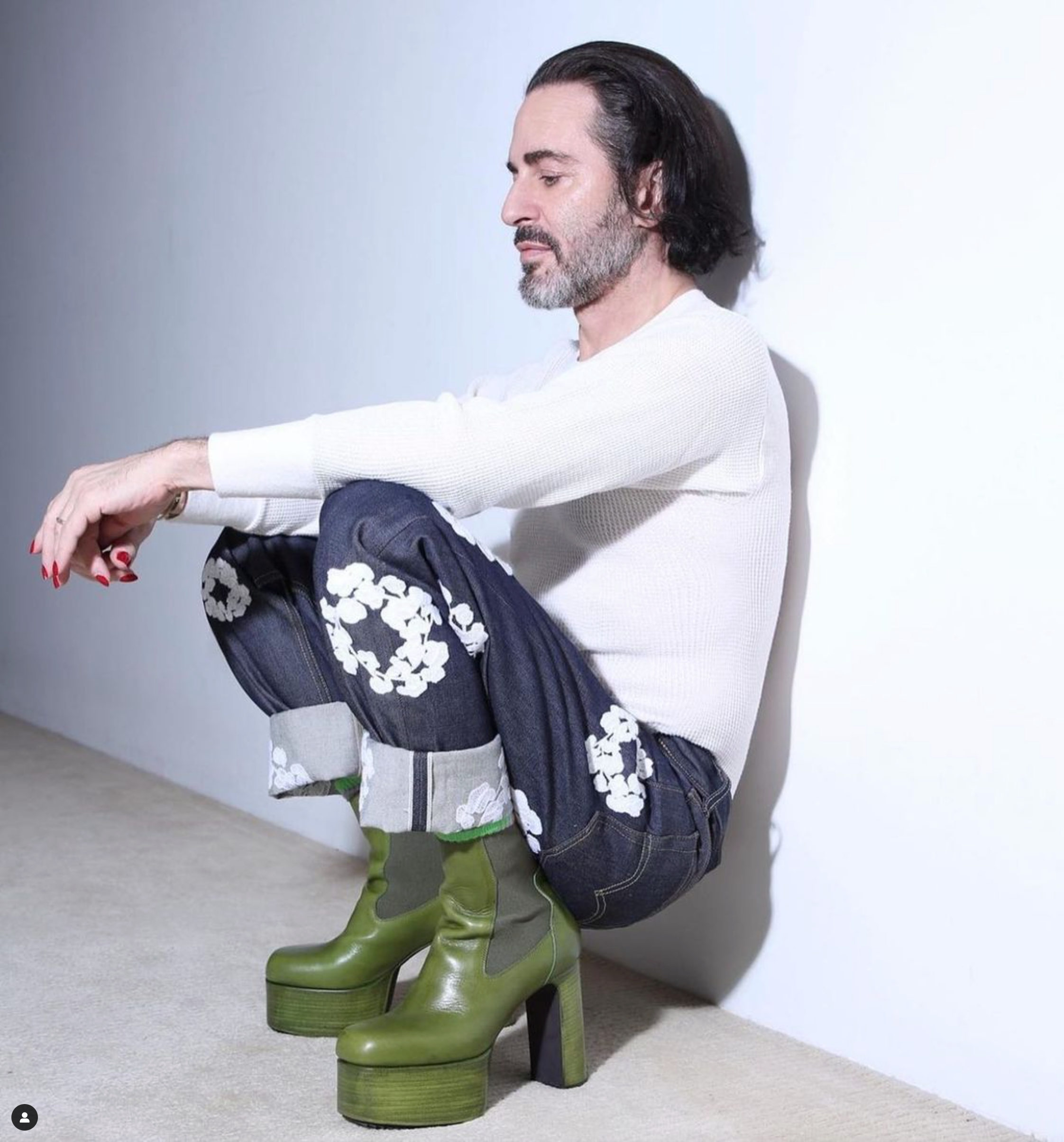 Marc Jacobs porte un pantalon en denim de la collaboration Denim Tears x Levi's © Denim Tears Instagram