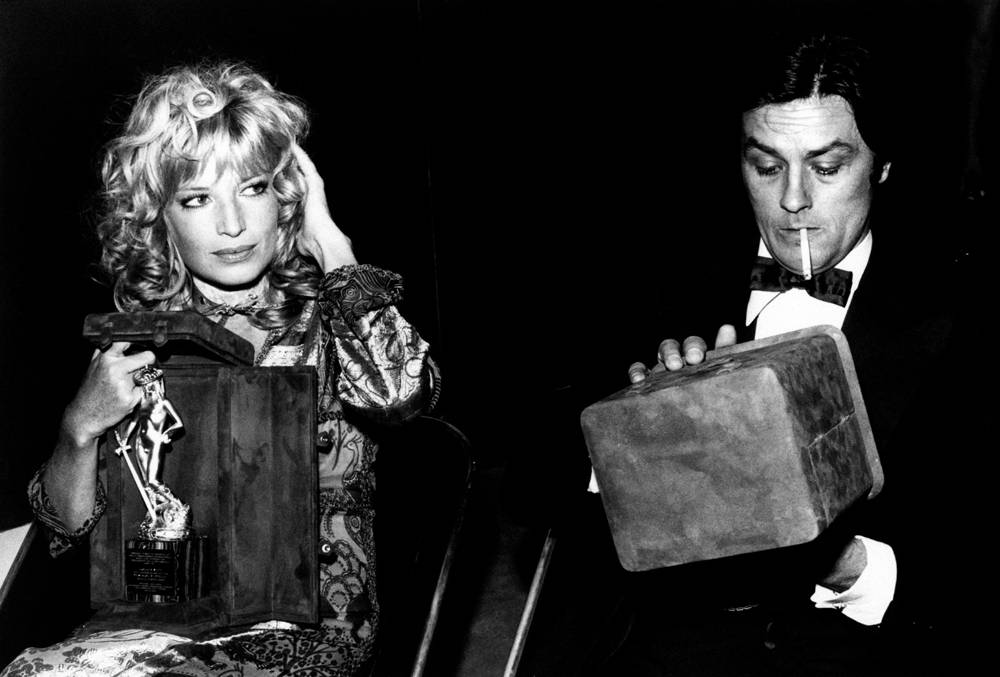 The Italian actress Monica Vitti (Maria Luisa Ceciarelli) and the French actor Alain Delon receiving the David di Donatello Award. 1970s (Photo by Angelo Deligio/Mondadori via Getty Images)